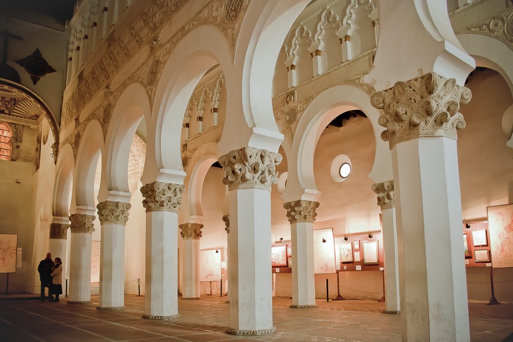 Interior de la sinagoga de Santa María la Blanca en Toledo, Turismo de Proximidad 